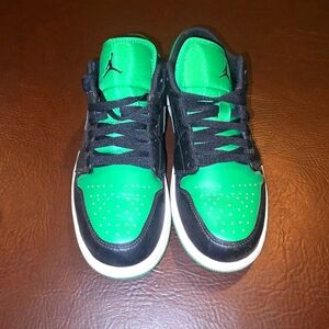 Authentic Jordan 1's - Men: 8 M